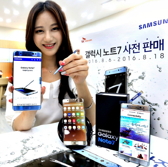 삼성전자 갤럭시노트7이 공개된 가운데 이동통신3사도 예약 판매를 시작으로 가입자 유치 경쟁에 나섰다. SK텔레콤·KT·LG유플러스는 오는 19일 갤럭시노트7의 정식 출시를 앞두고 6일부터 18일까지 온·오프라인 매장에서 사전예약 가입자를 받는다고 4일 밝혔다. SK텔레콤 모델이 갤럭시노트7 사전판매 돌입을 알리고 있다. <SK텔레콤 제공>